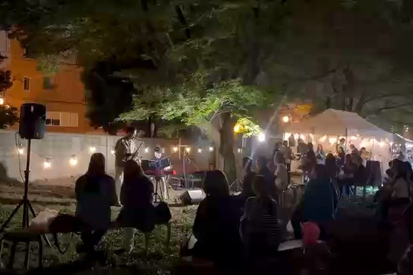 演奏写真：白川夜市で演奏するDuo Saxopiaの粟津雄太と中川大